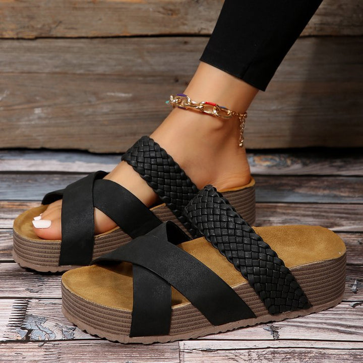 Damen Plateau-Pantolette mit geflochtenen Riemen, gekreuzter Zehenpartie und ergonomischer Keilsohle Echo Archiv