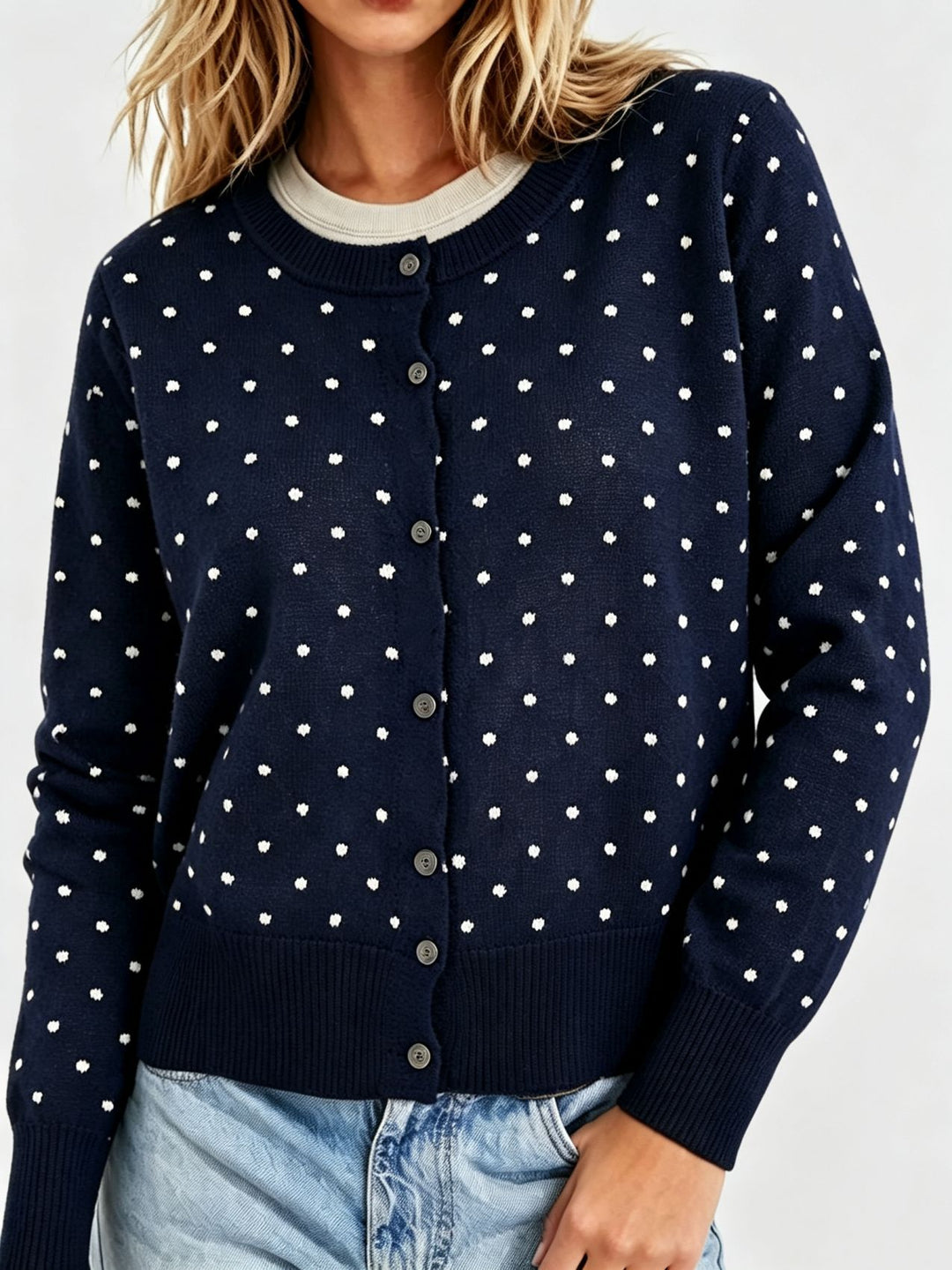 Damen Gepunktete Feinstrick-Cardigan mit Rundhals und Rippbündchen – Veloura