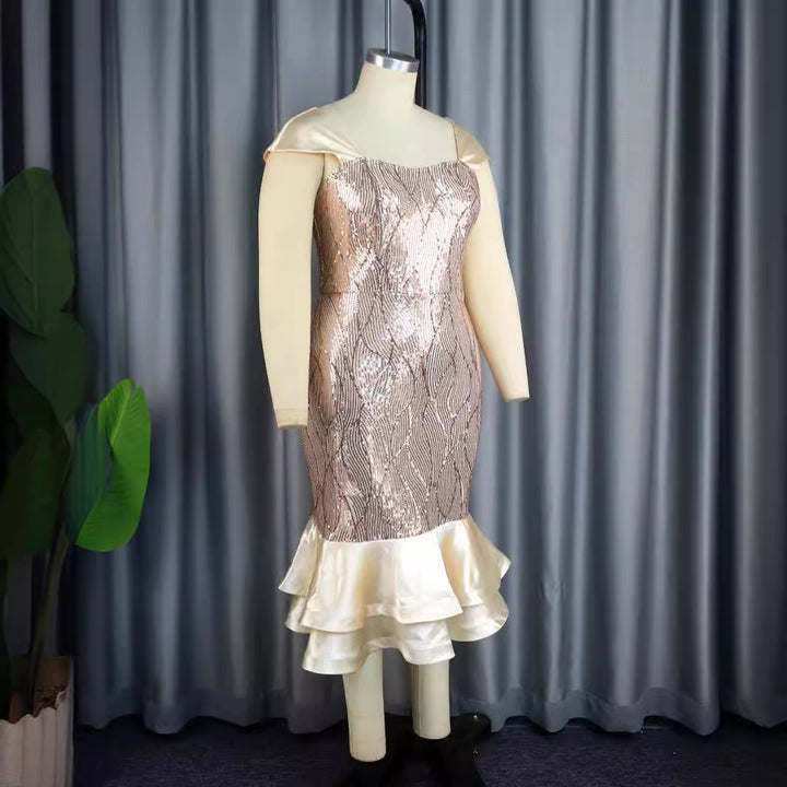Damen glamouröses Abendkleid mit schimmernden Pailletten und voluminösem Rüschenabschluss Echo Archiv