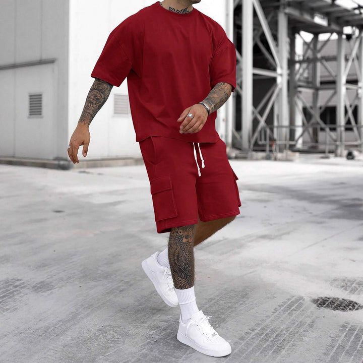 Herren lässiges Sportoutfit mit praktischen Cargo-Shorts und oversized T-Shirt Echoarchiv