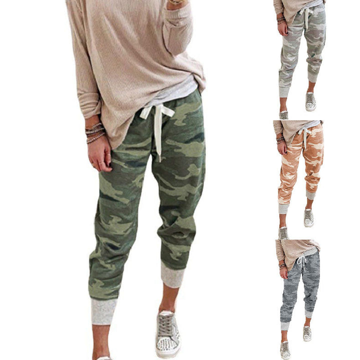 Damen Kordelzug-Jogpant im Camouflage-Look mit schmalem Fußbündchen – Avélisse