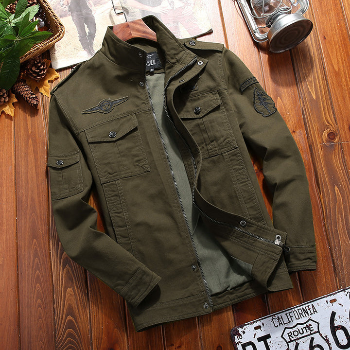 Herren leichter Canvas-Militärblouson mit Stehkragen, Schulterklappen und Mehrfach‑Pattentaschen Echoarchiv