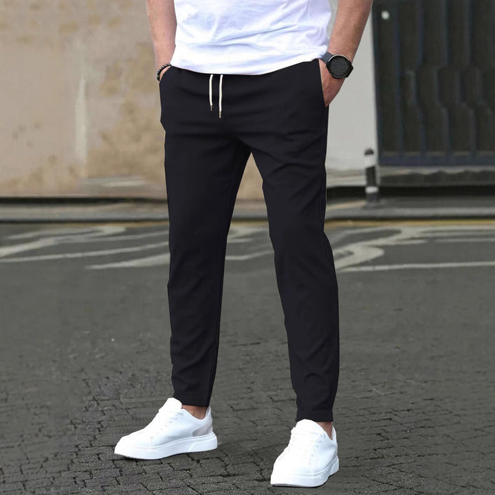 Herren Slim-Fit Jogginghose mit Kordelzug, Seitentaschen und schmalem Knöchelabschluss – Sorevano
