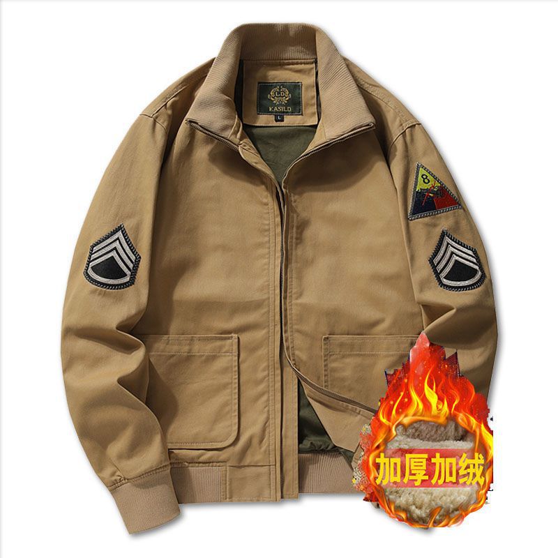 Herren Canvas‑Bomberjacke im Worker‑Blousonstil mit Abzeichen‑Patches und geripptem Kragen Echoarchiv