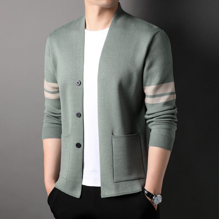 Herren modischer Strickcardigan mit niedrigem Kragen und dekorativen Streifen Echoarchiv
