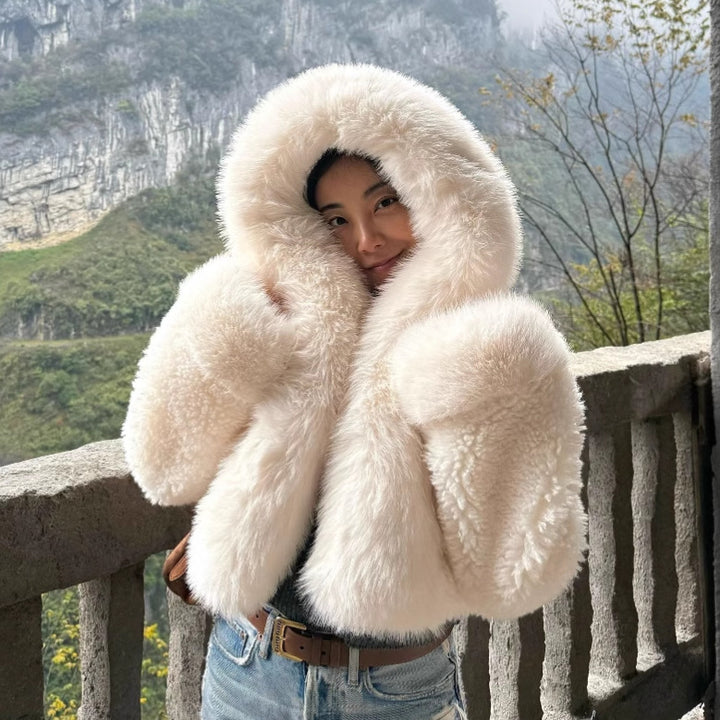 Damen Kurzjacke aus voluminösem Fauxfur mit XXL-Kapuze und Kugelärmeln Echoarchiv