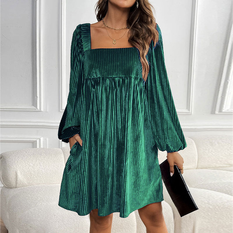 Damen Plissiertes Samt-Babydollkleid mit quadratischem Ausschnitt, Ballonärmeln und Eingrifftaschen – Élara