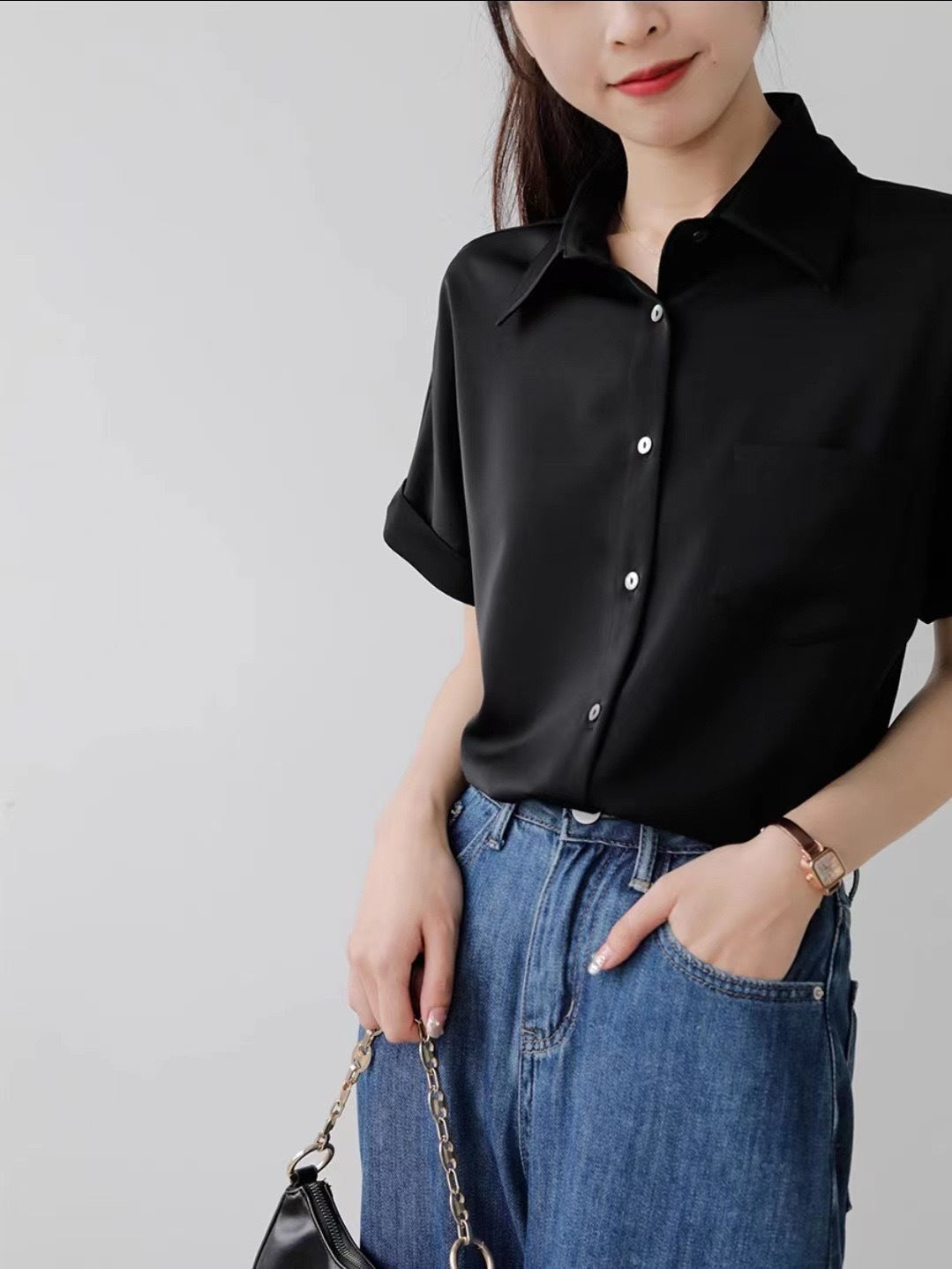 Damen Satinbluse mit modernem Kragen und eleganten Rollärmeln Echo Archiv