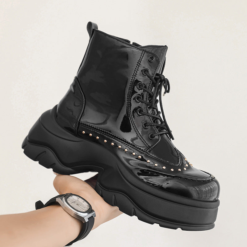 Damen Plateau-Boots mit Lackfinish, Schnürung und Nietenbesatz – Lioré