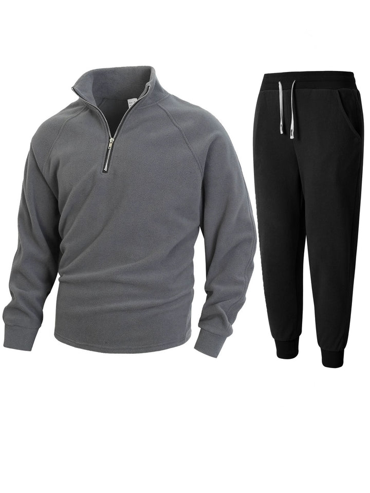 Herren Fleece-Oberteil mit modernem Stehkragen und sportlicher Jogginghose Echoarchiv