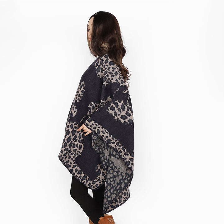 Damen Wolloptik-Überwurf mit gewebtem Leopard-Jacquard und offenem Zipfelrand Echo Archiv