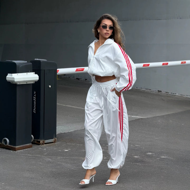 Damen Oversized kurz geschnittene Trainingsjacke und taillenhohe Jogginghose Set mit Seitenstreifen – Avérine