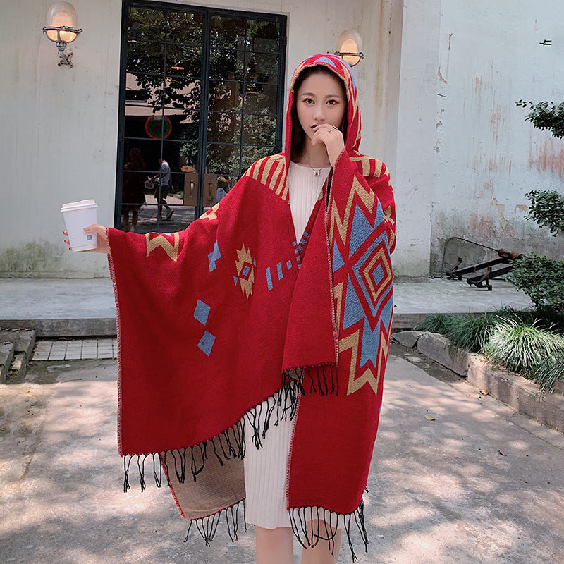 Damen Oversize-Strick-Kapuzenponcho im Ethno-Jacquard mit Fransensaum Echo Archiv