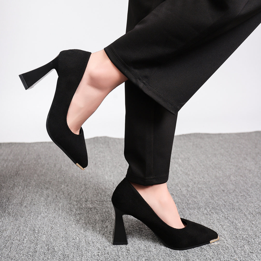 Damen Elegante spitz zulaufende Pumps mit skulpturellem Blockabsatz und goldener Zehenkappe – Lioré