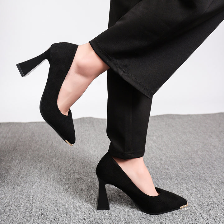 Damen Elegante spitz zulaufende Pumps mit skulpturellem Blockabsatz und goldener Zehenkappe – Lioré