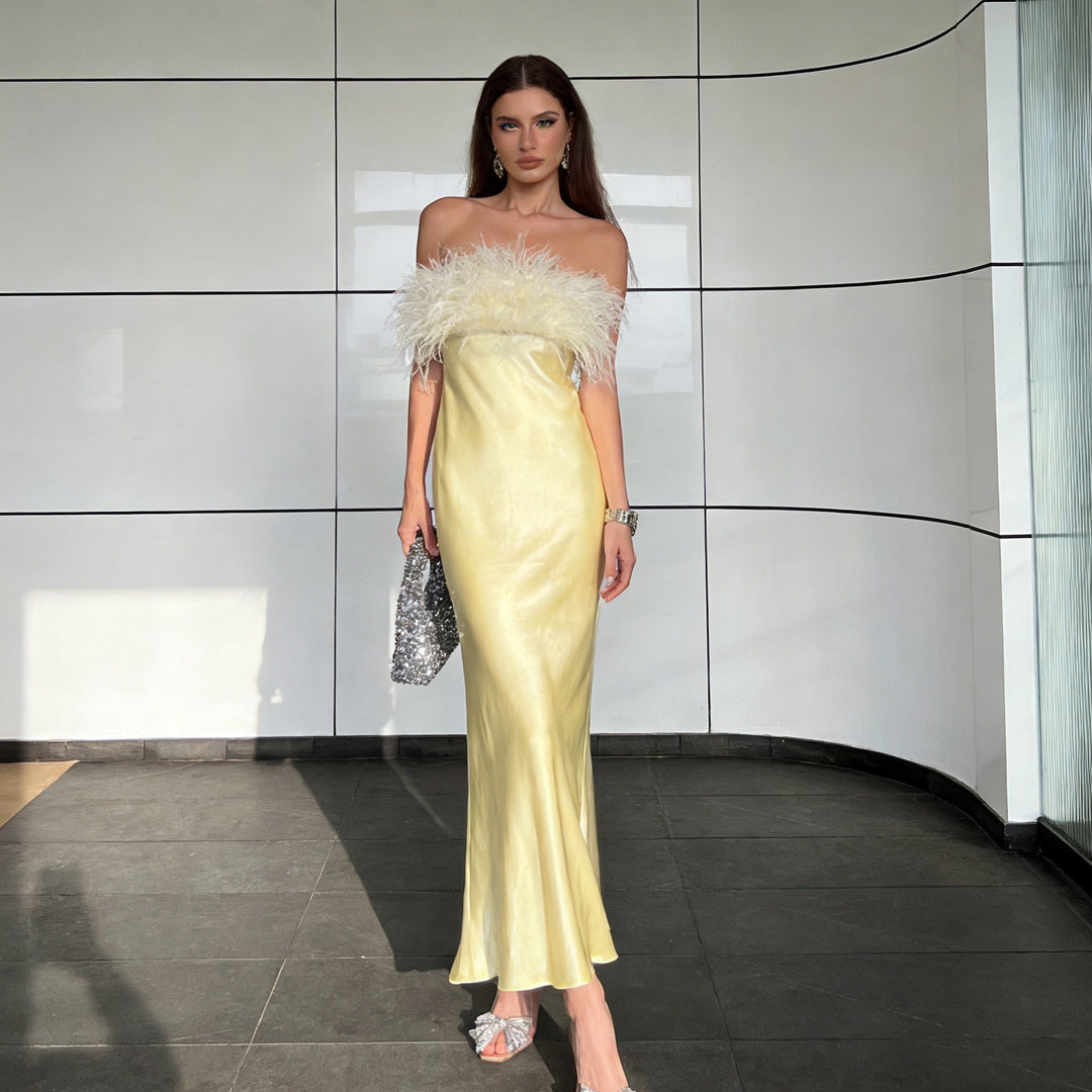 Damen Elegantes und luxuriöses Abendkleid mit dekorativem Federbesatz Echo Archiv