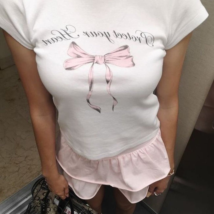 Damen Crop-Top mit kreativem Schleifenmotiv und inspirierendem Schriftzug Echo Archiv