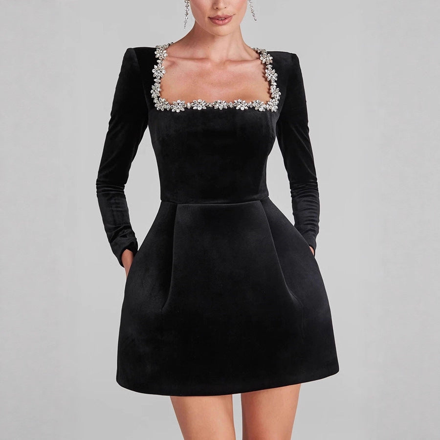 Damen Elegantes Samtkleid mit Blumenapplikationen und U-Boot-Ausschnitt Echo Archiv