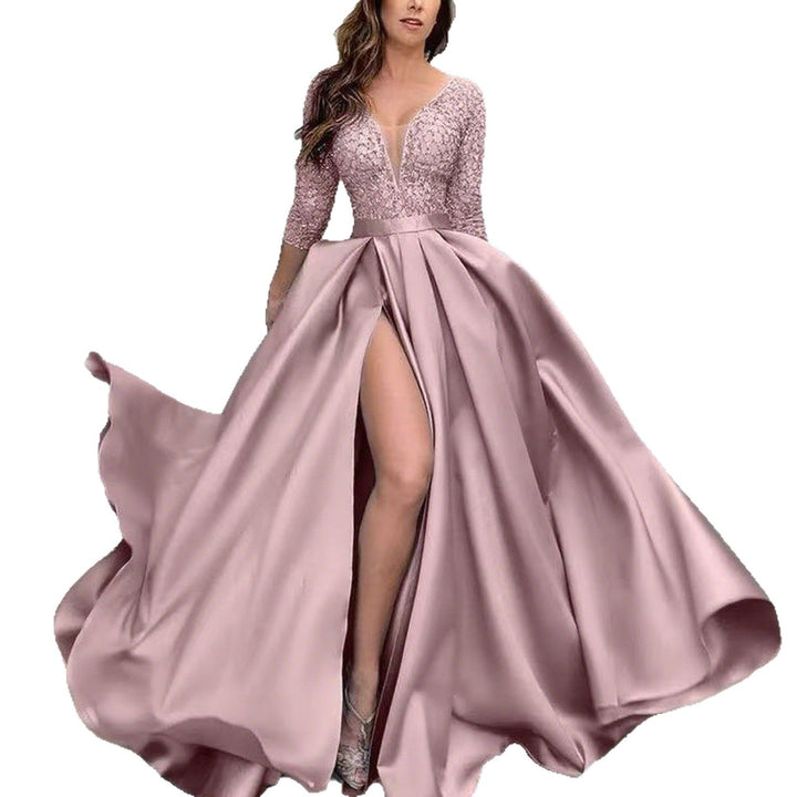 Damen Elegantes Abendkleid mit tiefem Schlitz und aufwendiger Spitzenverzierung Echo Archiv