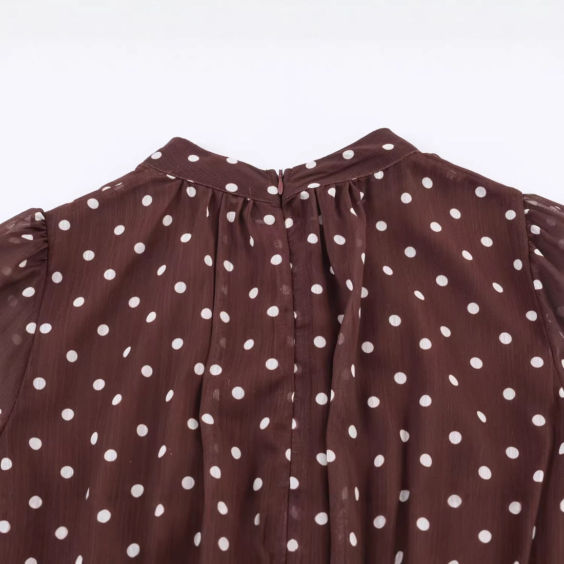 Damen Gepunktete Chiffonbluse mit Schluppe und Kunstfellbesatz Echoarchiv