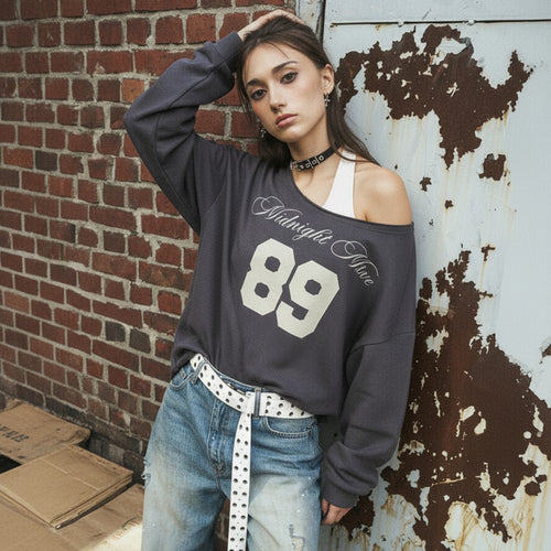 Damen nan Oversized-Sweatshirt im Off-Shoulder‑Stil mit Vintage‑Frontprint und ausgestelltem Saum Echo Archiv