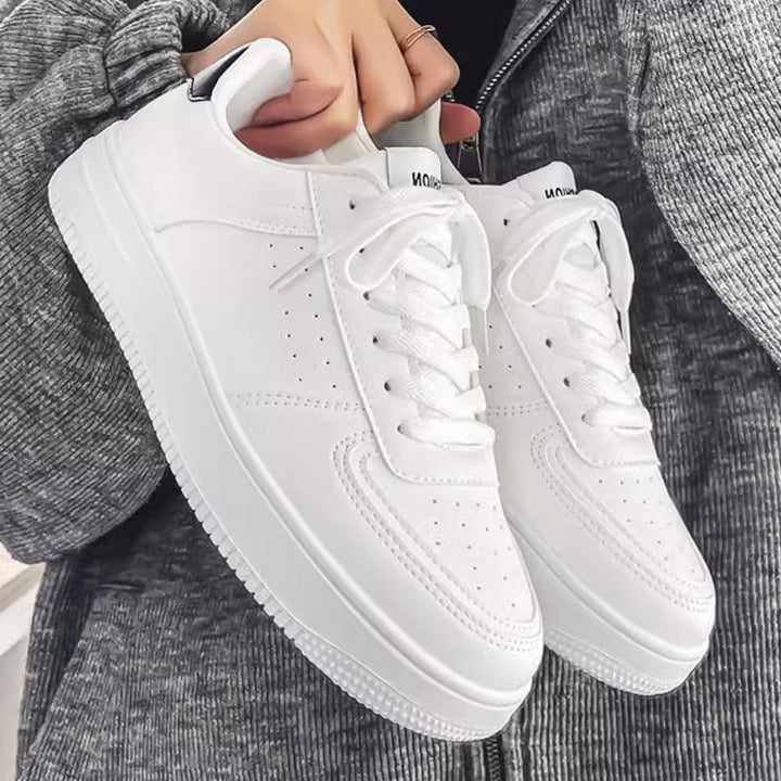 Damen Minimalistische Low-Top Plateau-Sneaker aus veganem Glattleder mit perforierten Details und gepolstertem Komfortfußbett Echoarchiv