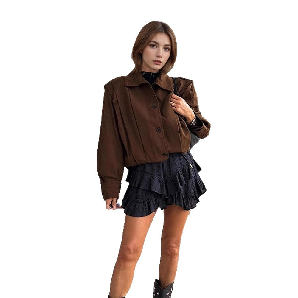 Damen Kurzboxy-Jacke mit Schulterpatten, kastiger Silhouette und geknöpfter Front Echoarchiv