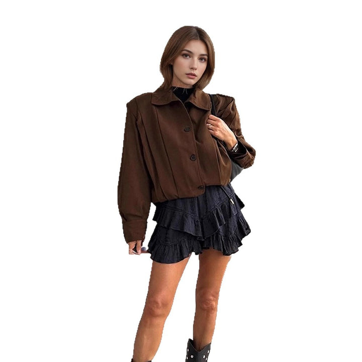 Damen Kurzboxy-Jacke mit Schulterpatten, kastiger Silhouette und geknöpfter Front Echoarchiv