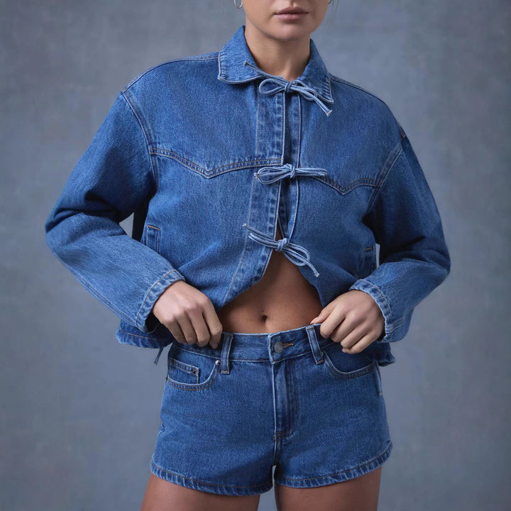 Damen nan kurze Denimjacke mit dekorativen Knotenverschlüssen, kastiger Silhouette und Hemdkragen Echo Archiv