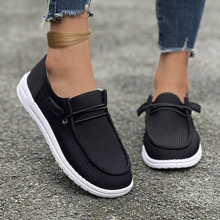 Damen Cord-Slipper im Mokassinstil mit elastischer Schnürung und leichter Profilsohle – Lioré
