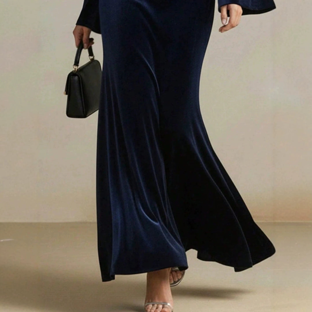 Damen Samt-Abendkleid mit Wasserfall-Ausschnitt, taillierter Silhouette und ausgestellten Trompetenärmeln Echoarchiv