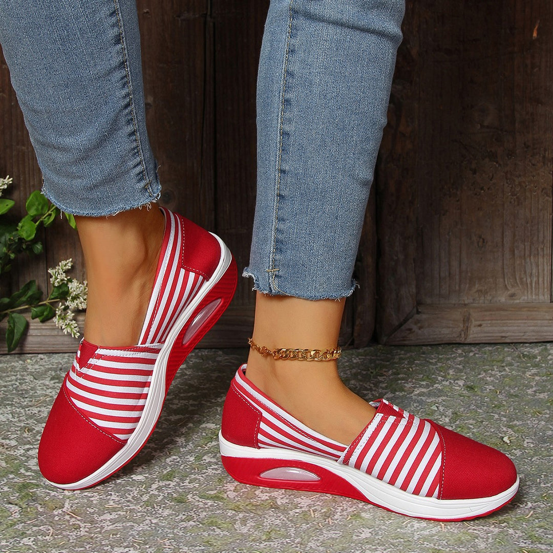 Damen Leichte Slip-On Sneakers mit Keilabsatz und gepolsterter Komfortsohle – Névara