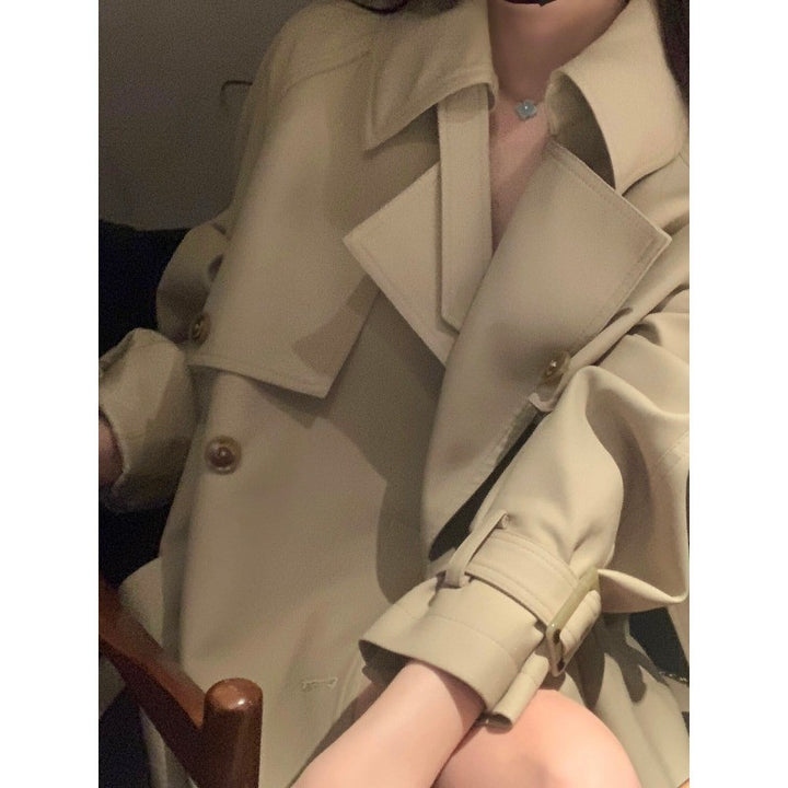 Damen Eleganter Midi-Trenchcoat mit Oversize-Schulterklappe, gerafften Ärmeln und taillierendem Bindegürtel Echoarchiv