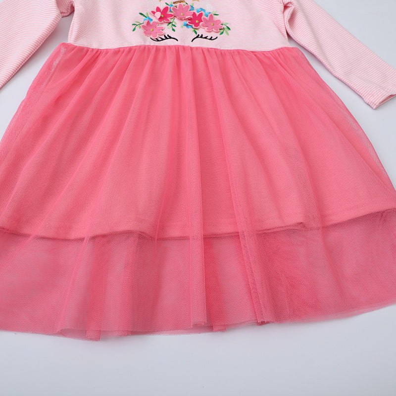 Mädchen Freizeitkleid mit bezaubernden Blumenstickereien Echo Archiv