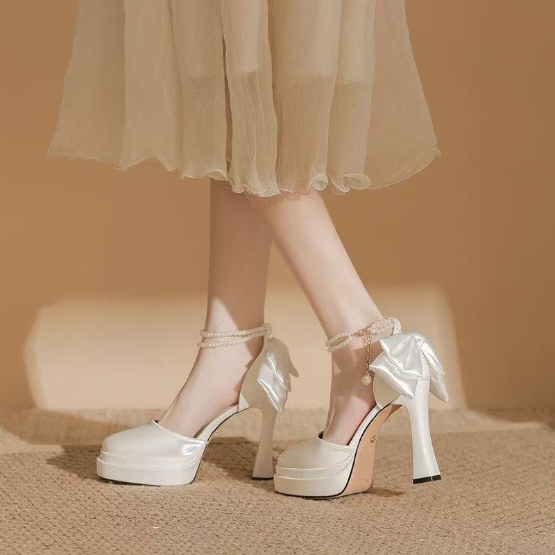 Damen Satin-Plateau-Pumps mit dekorativer Schleife und verstellbarem Knöchelriemen – Lioré