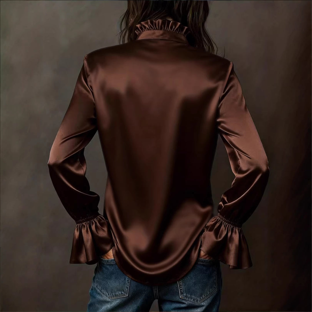 Damen Seidenglänzende Satinbluse mit Stehkragen, Knopfleiste und Volantärmel – Élovi