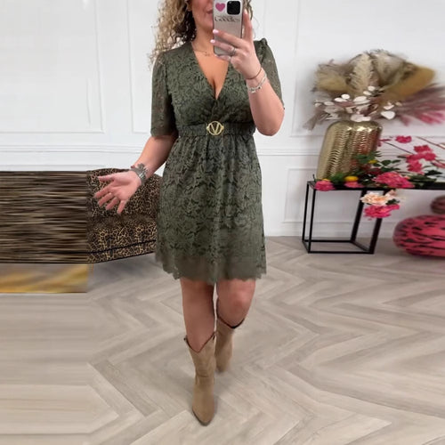 Damen nan tailliertes Spitzenkleid mit V-Ausschnitt, Empirenaht und metallischem Ziergürtel Echo Archiv