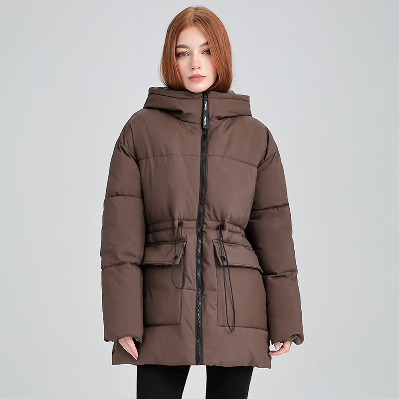 Damen mittellanger Thermoparka mit taillierendem Tunnelzug, ergonomischer Kapuze und großen Klapppattentaschen – Avérine