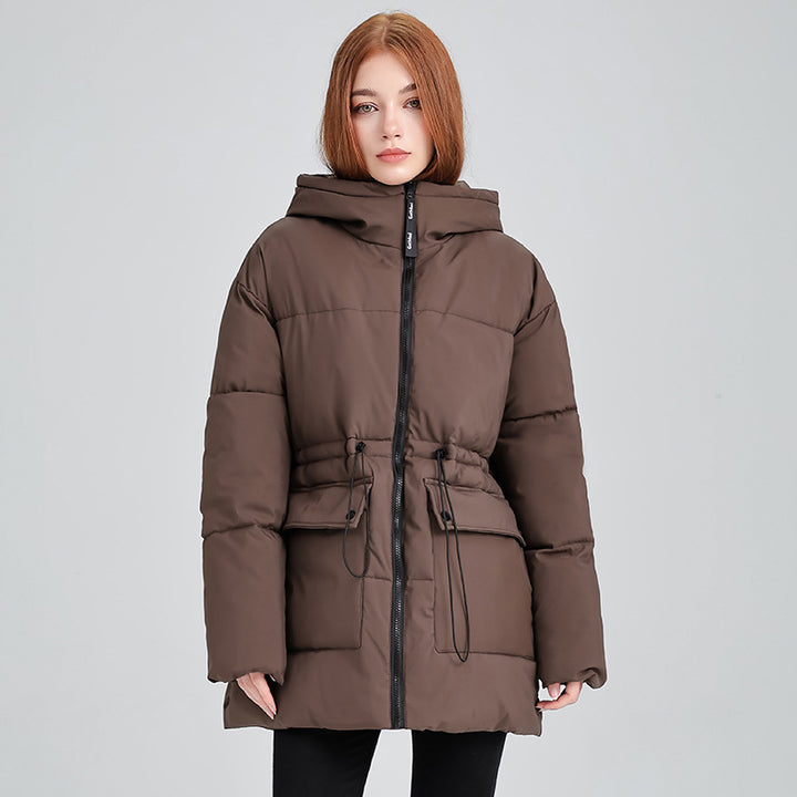 Damen mittellanger Thermoparka mit taillierendem Tunnelzug, ergonomischer Kapuze und großen Klapppattentaschen – Avérine