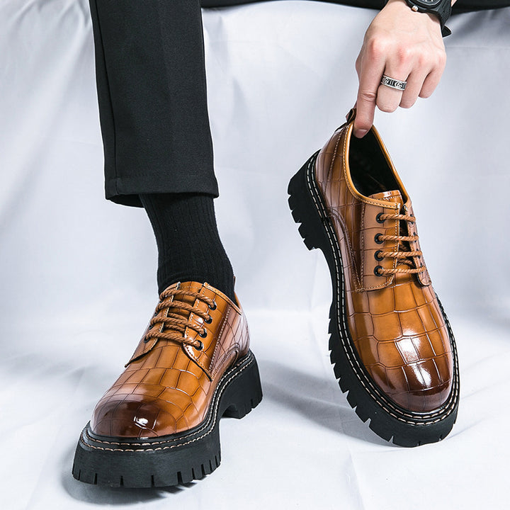 Damen Chunky Derby‑Schnürschuh mit Krokoprägung, lackiertem Kunstleder und profilierter Plateau‑Sohle Echo Archiv