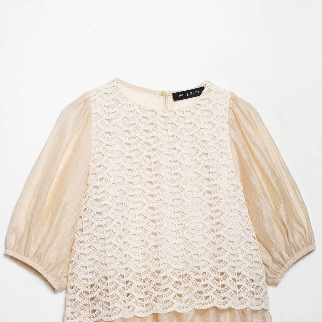 Damen Häkel-Overlay-Bluse mit Volant-Underlayer und Puffärmeln Echo Archiv