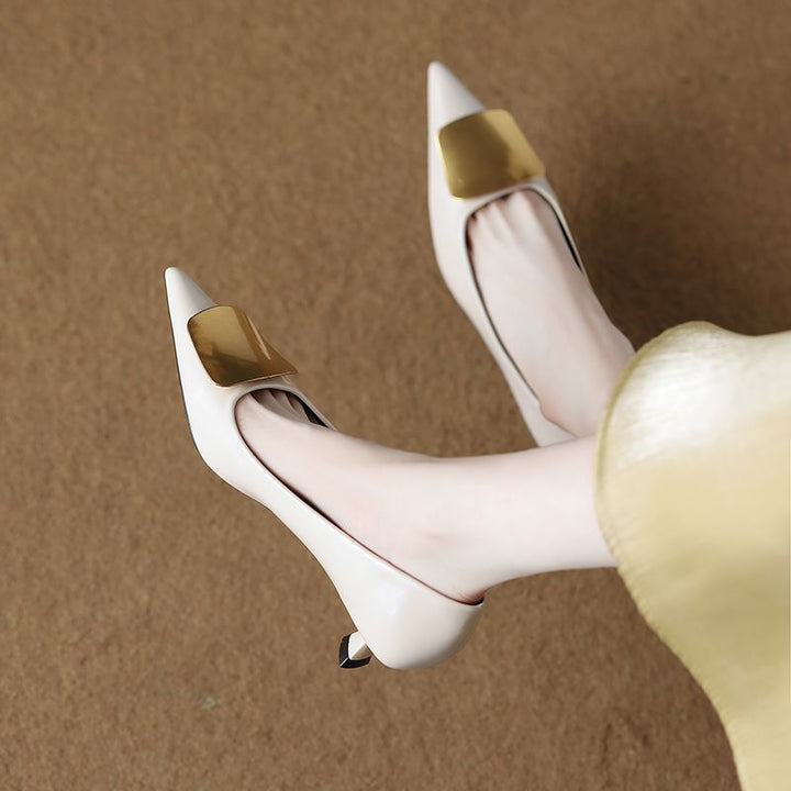 Damen Spitz zulaufende Kitten‑Heel Pumps mit dekorativer Metallapplikation – Lioré