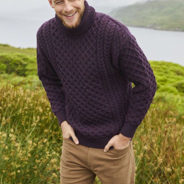 Herren Strickpullover mit Zopfmuster und hohem Kragen Echoarchiv