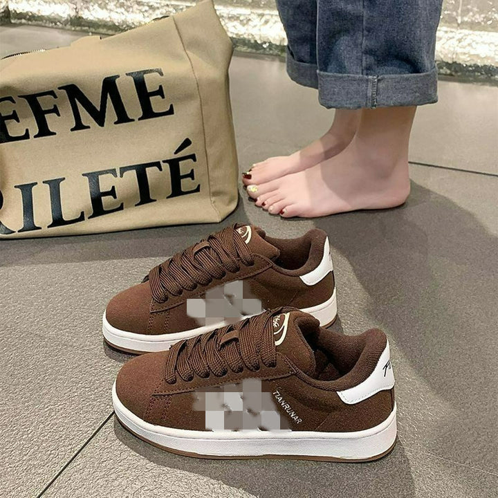 Damen niedriger Sneaker mit Gummisohle und Wildleder-Optik Echoarchiv