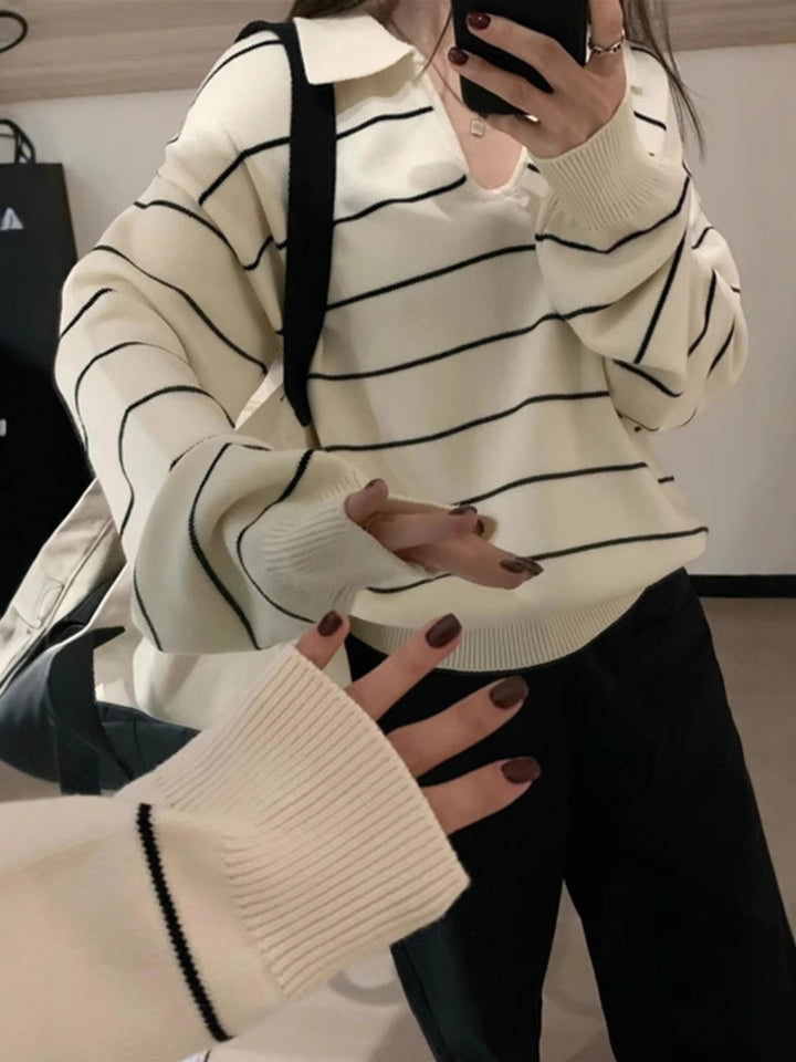 Damen Lässiger Oversize‑Strickpullover mit Polokragen und feiner Querstreifenoptik Echoarchiv