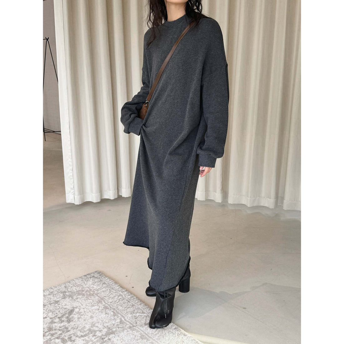 Damen Lässiges Midikleid aus Feinstrick mit Rundhalsausschnitt und rohem Saum Echoarchiv
