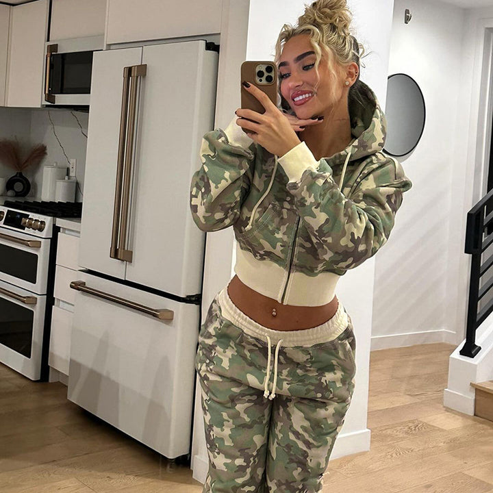 Damen nan kurz geschnittene Kapuzenjacke mit Camouflage-Muster, Frontreißverschluss, Kängurutasche und weitem Rippbund Echo Archiv
