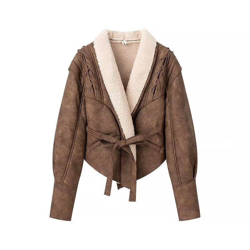 Damen kurze Bikerjacke in Lammfelloptik mit Schalkragen, Bindegürtel und Zierkordeln – Célinea