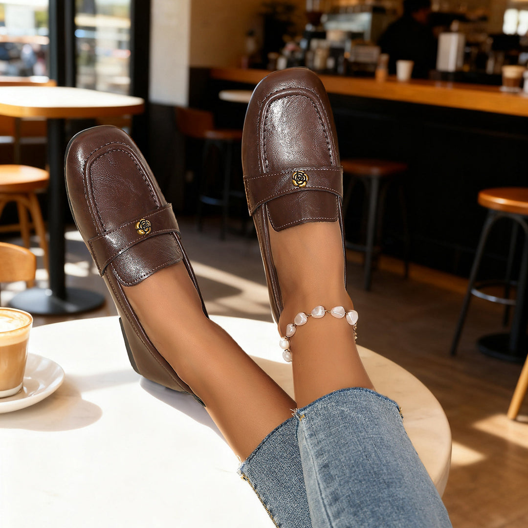 Damen elegante Loafer mit dezenter Rosen-Metallapplikation und gepolsterter Komfortinnensohle – Lioré