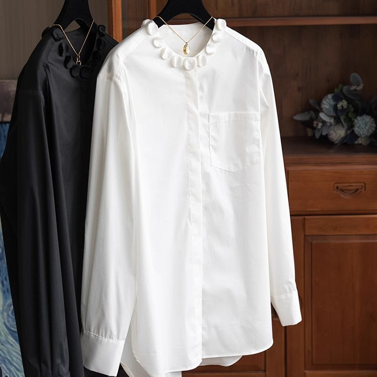 Damen Elegante Bluse im weiten Schnitt mit verdeckter Knopfleiste und Blumenapplikation am Rundhals Echo Archiv